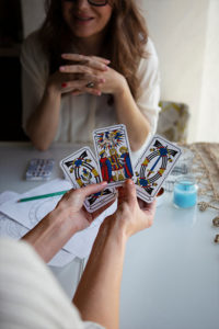 femme lisant le tarot